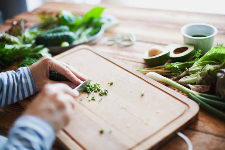 一个女人在她的木砧板切细香葱,砧板持续多长时间?