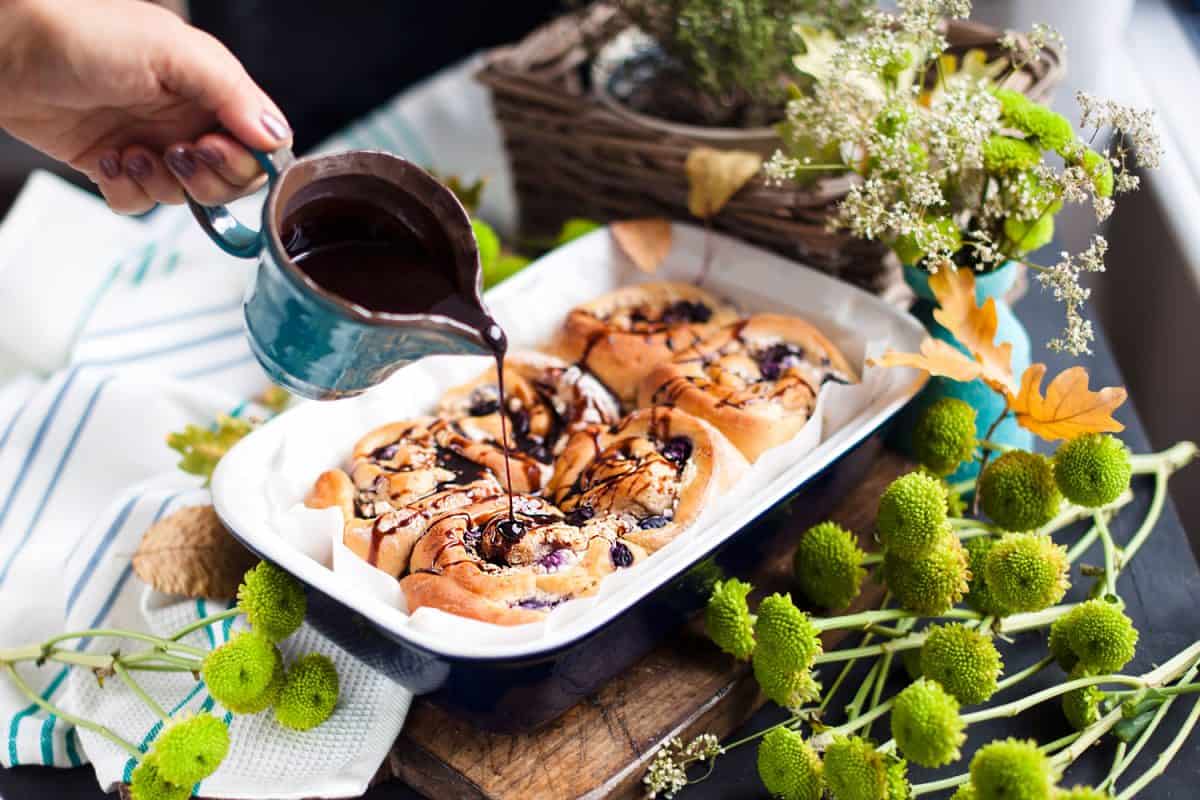 一个女人倒在肉桂卷巧克力