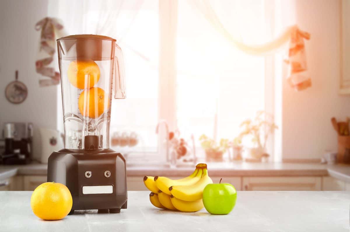 搅拌机、水果和厨房空间。雷电竞官网网址太阳耀斑