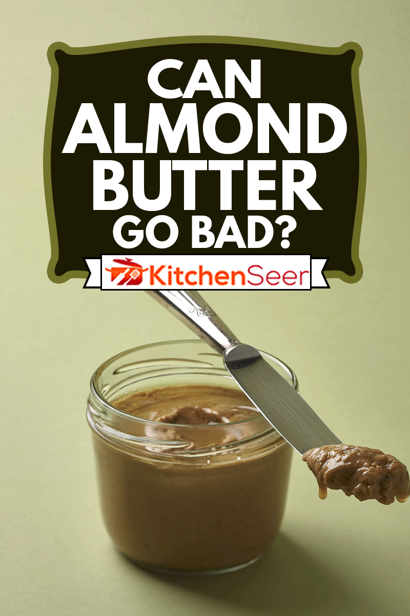 杏仁黄油在一个罐子和银色的复古刀与绿色背景，杏仁黄油会坏吗?