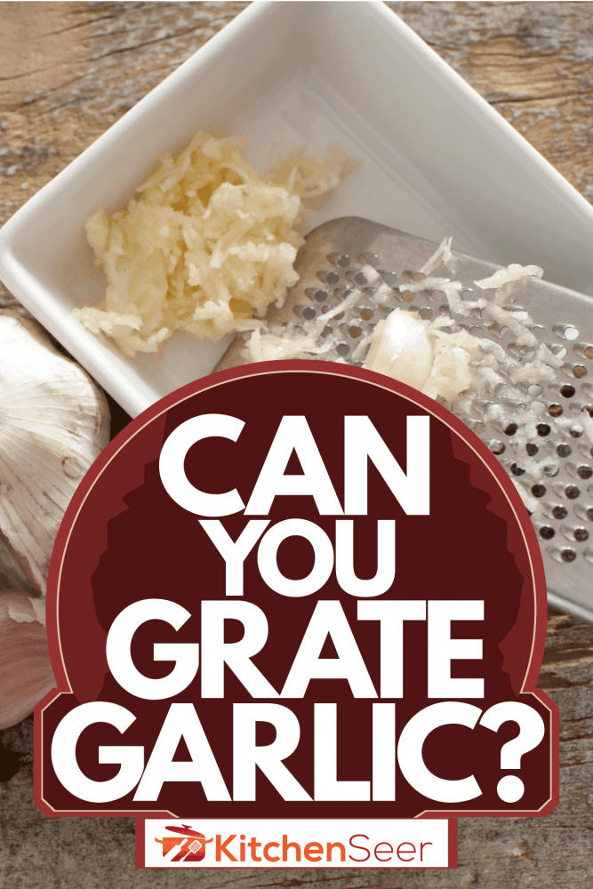 大蒜被磨碎，放在一个小容器里，你能磨碎大蒜吗?