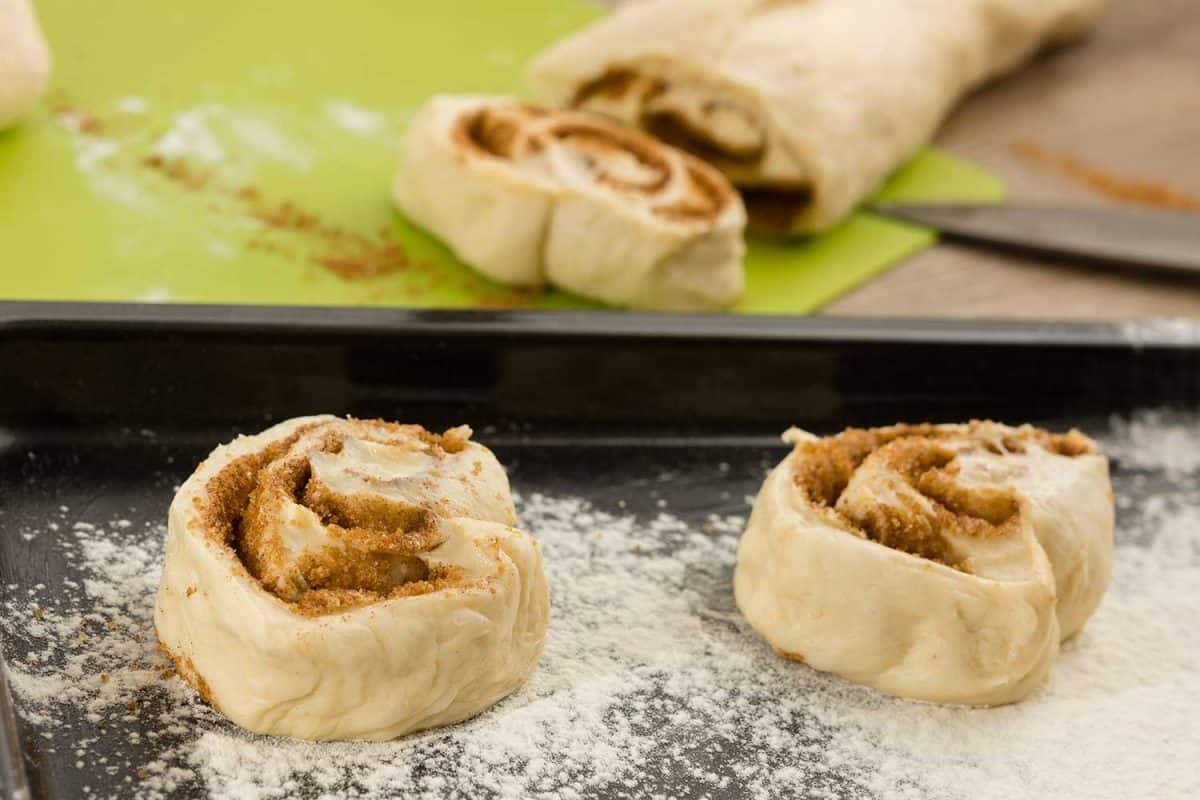 肉桂卷放在烤盘上