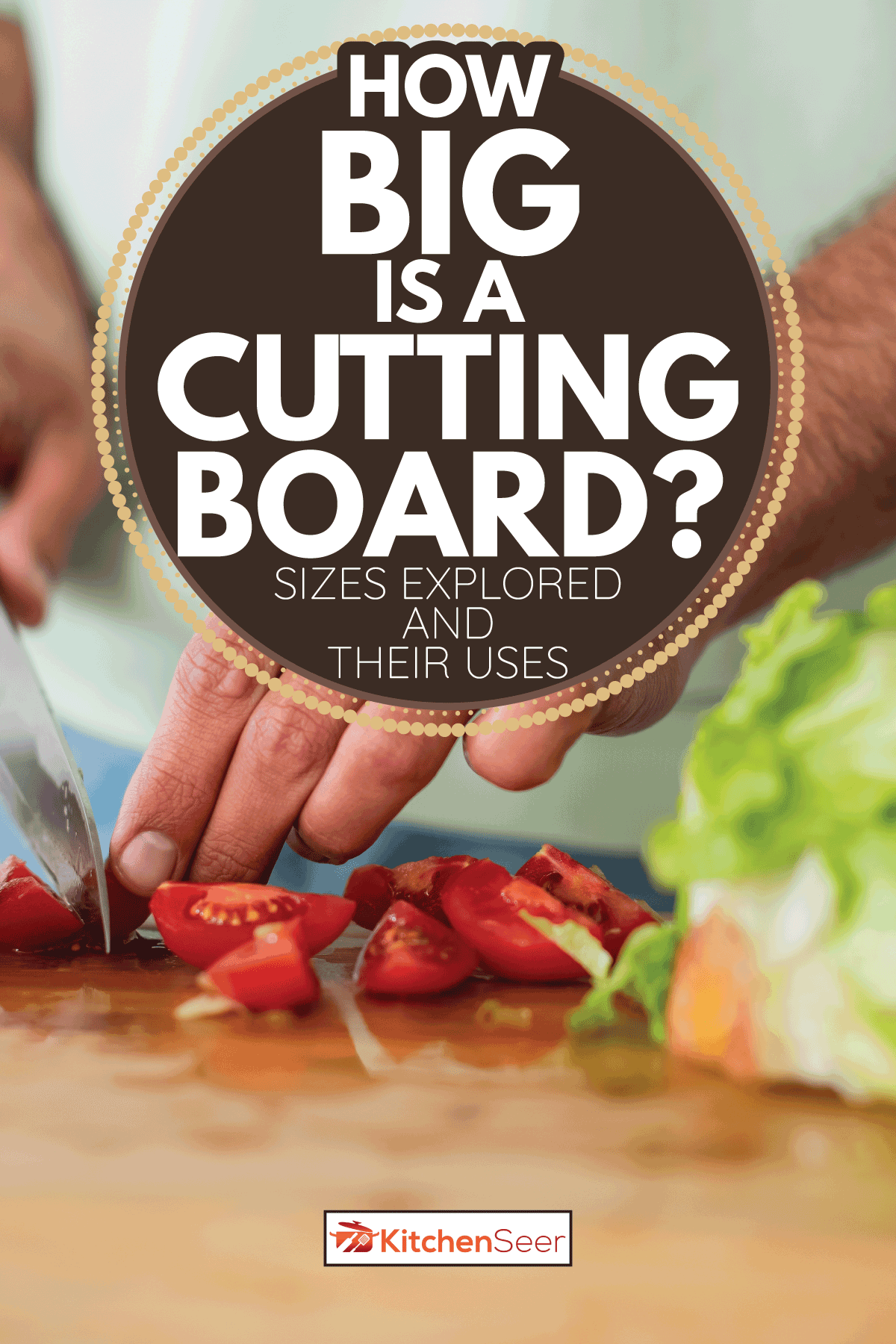 剪裁的男人在厨房切新鲜的生菜附近的樱桃番茄。雷电竞官网网址有多大一个砧板(大小探索和他们的使用)