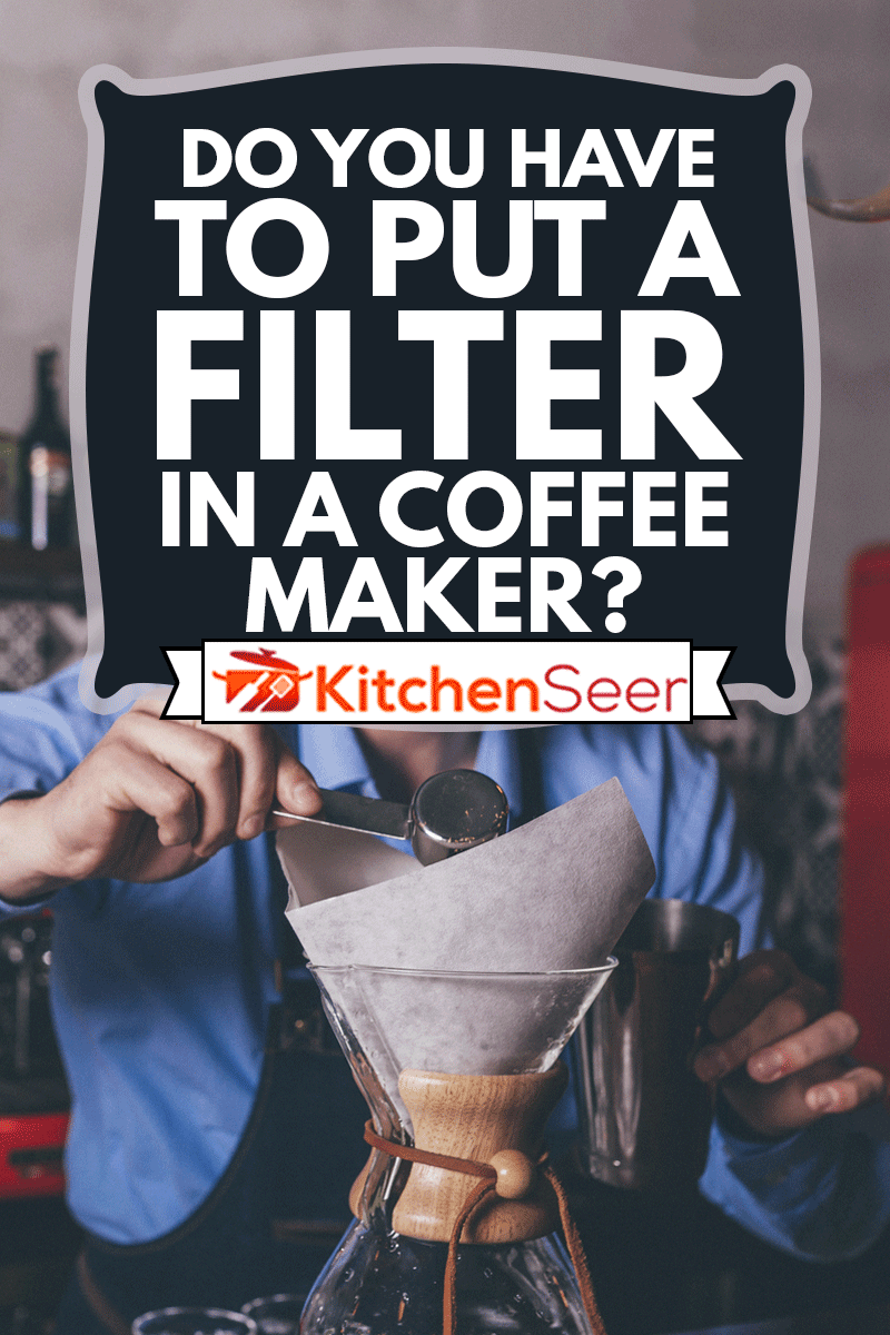 男咖啡师在自助餐厅做过滤咖啡，你必须在咖啡机里放过滤器吗?