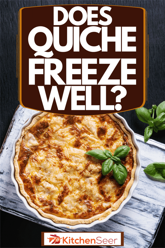 新鲜的烤乳蛋饼饼和蔬菜上的黑色表,冻结乳蛋饼好吗?