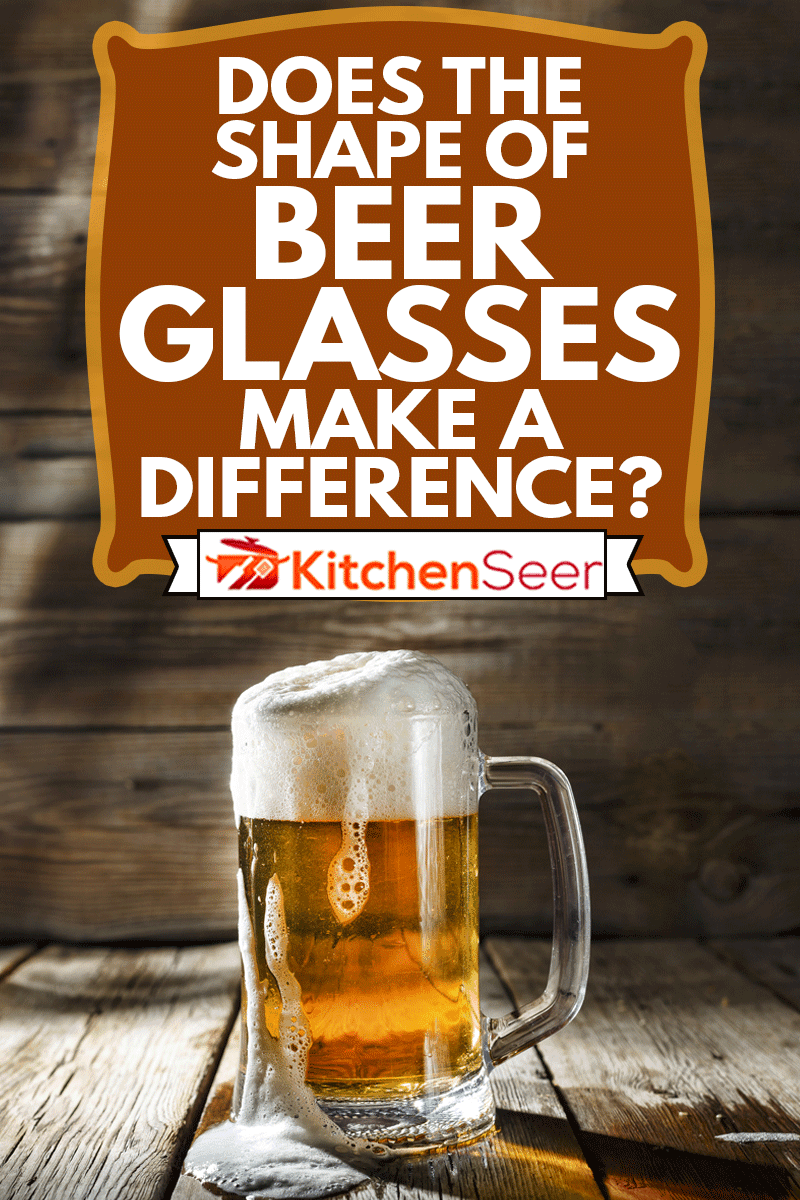 杯淡啤酒的泡沫在木桌上酒吧,啤酒杯子的形状产生影响吗?