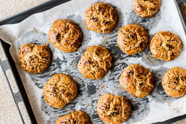 Freshly baked cookies placed on a cookie tray, When Should Cookie Sheets Be Replaced?