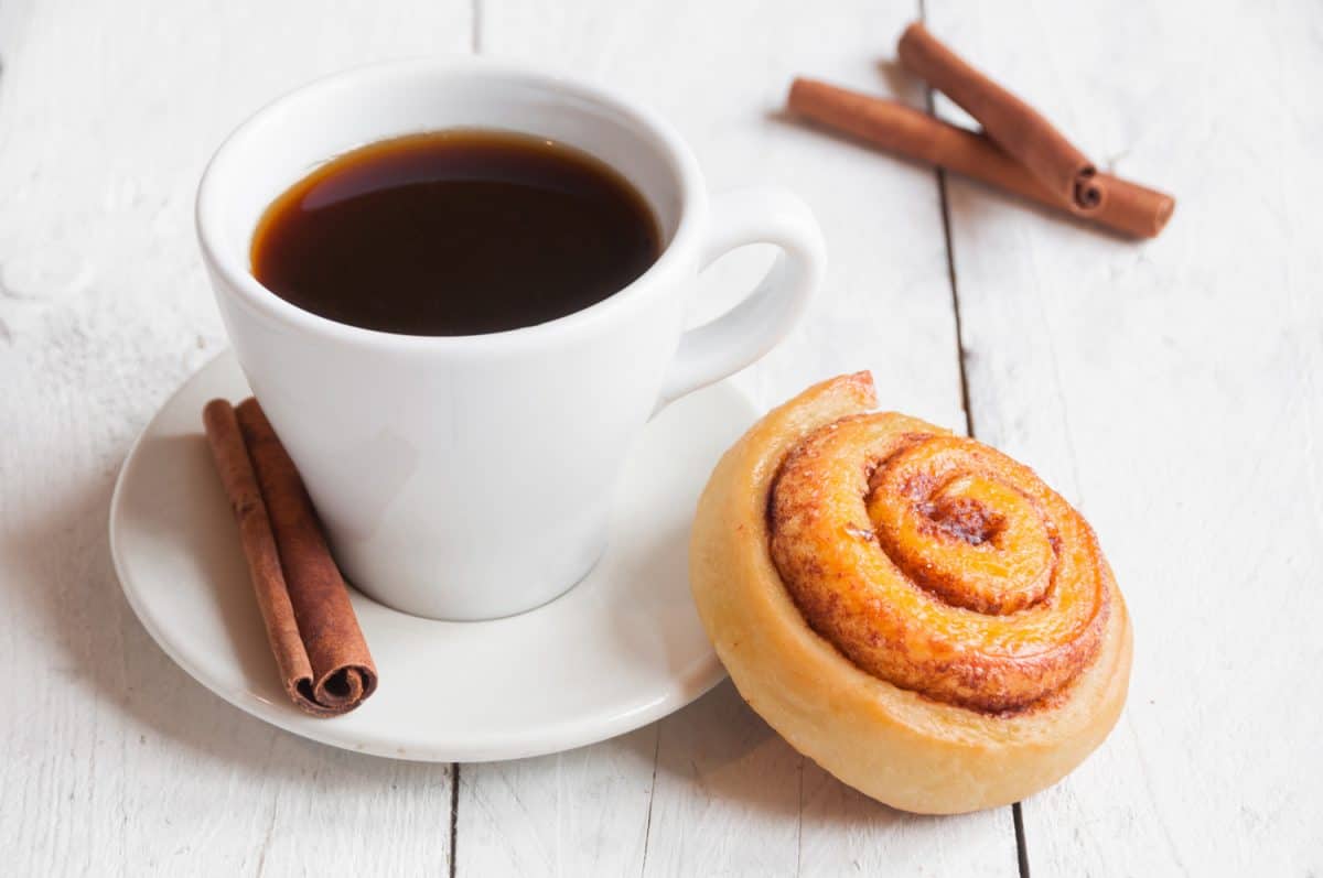 自制肉桂面包，早餐配咖啡