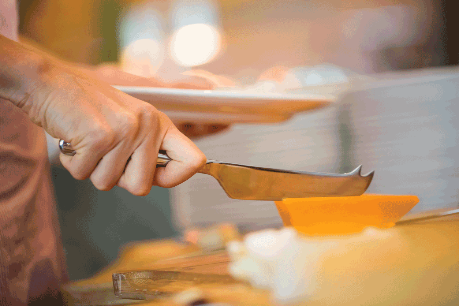 人的手正在切奶酪，选择性专注