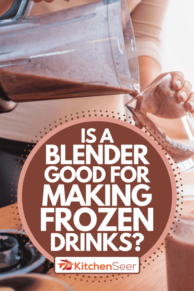 一个年轻的女人准备奶昔,搅拌机制造冷冻饮料好吗?