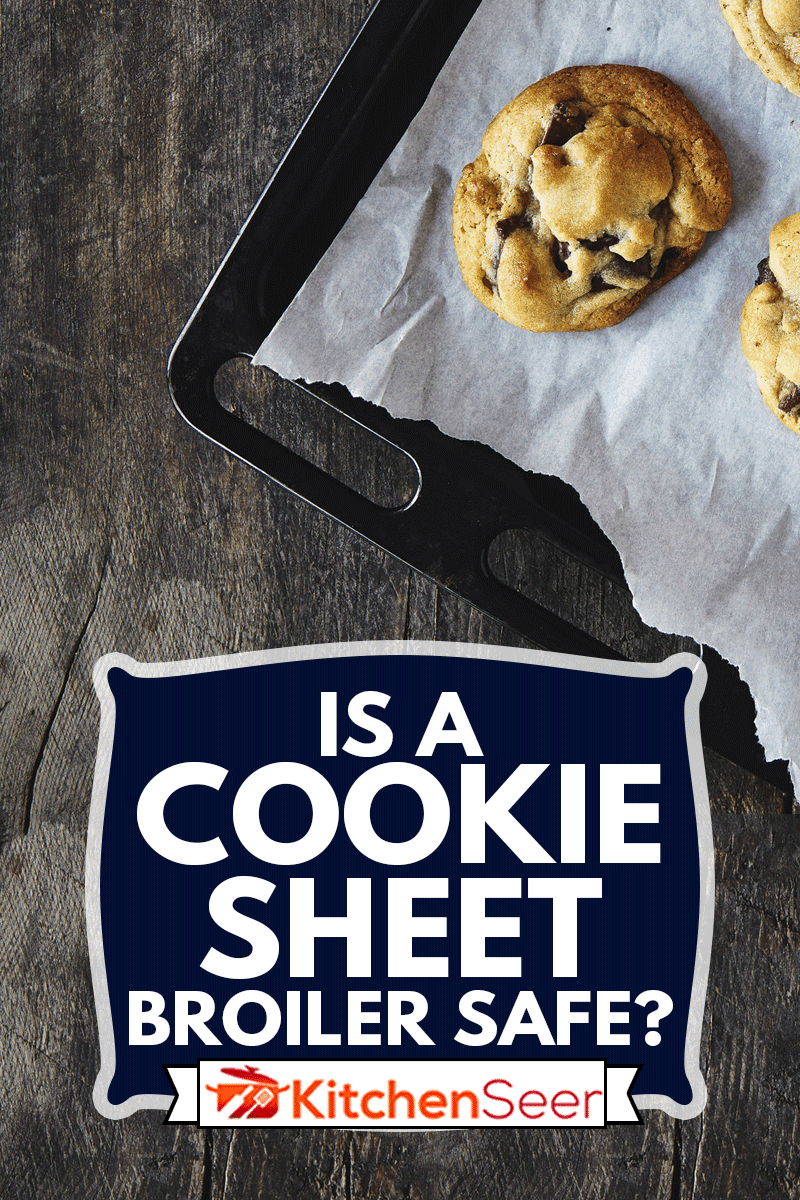 新鲜的烤巧克力饼干在烤盘,烤板,是一种烤板烤焙用具安全吗?