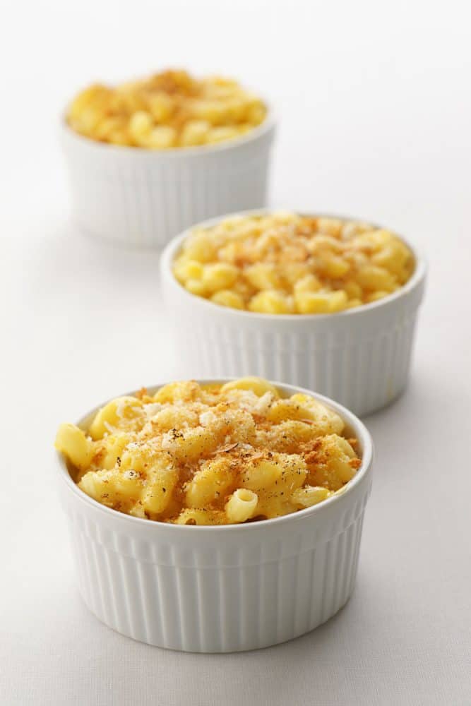 小模子里的通心粉和奶酪