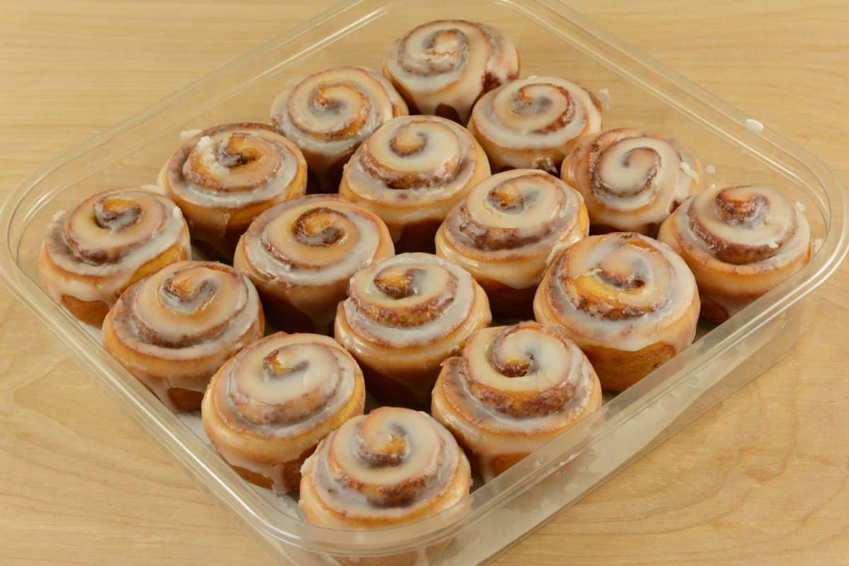 迷你肉桂卷在一个塑料容器