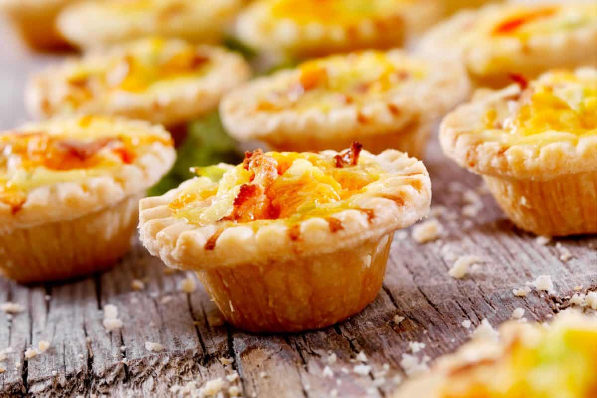 迷你馅饼用熏肉和干酪乳蛋饼