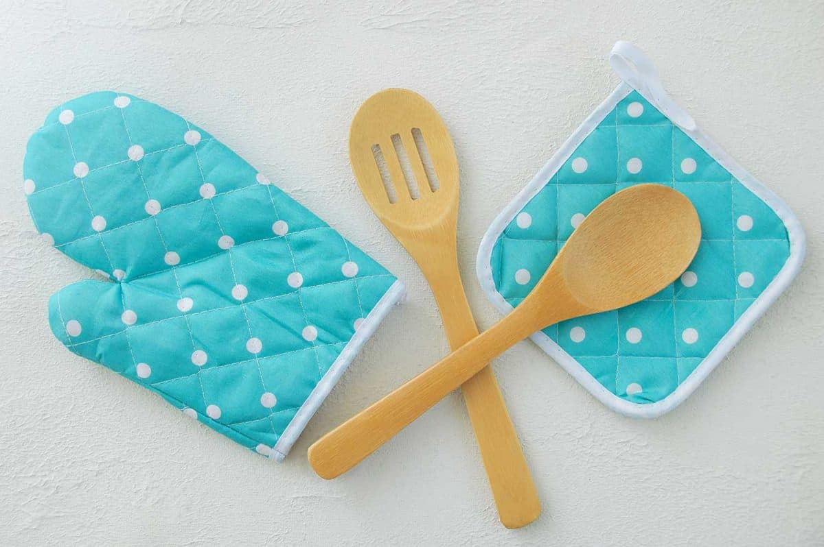 中华绒蝥布垫子代表热,木制勺子绿松石颜色白豌豆”width=