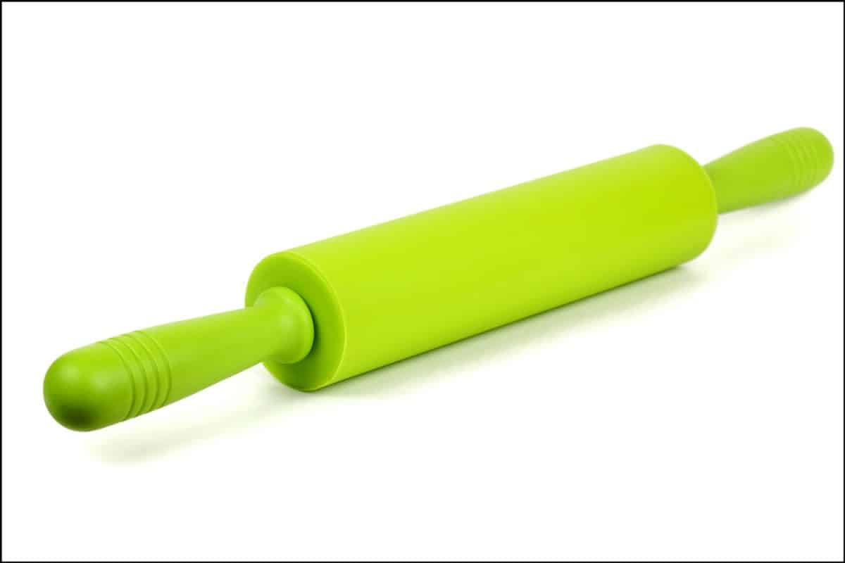 现代硅胶擀面杖孤立在白色上