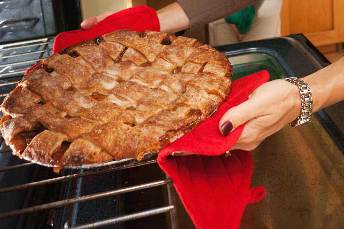 妈妈把苹果派刚从厨房的烤箱,一锅持有人应什么尺寸的?雷电竞官网网址(例子!)