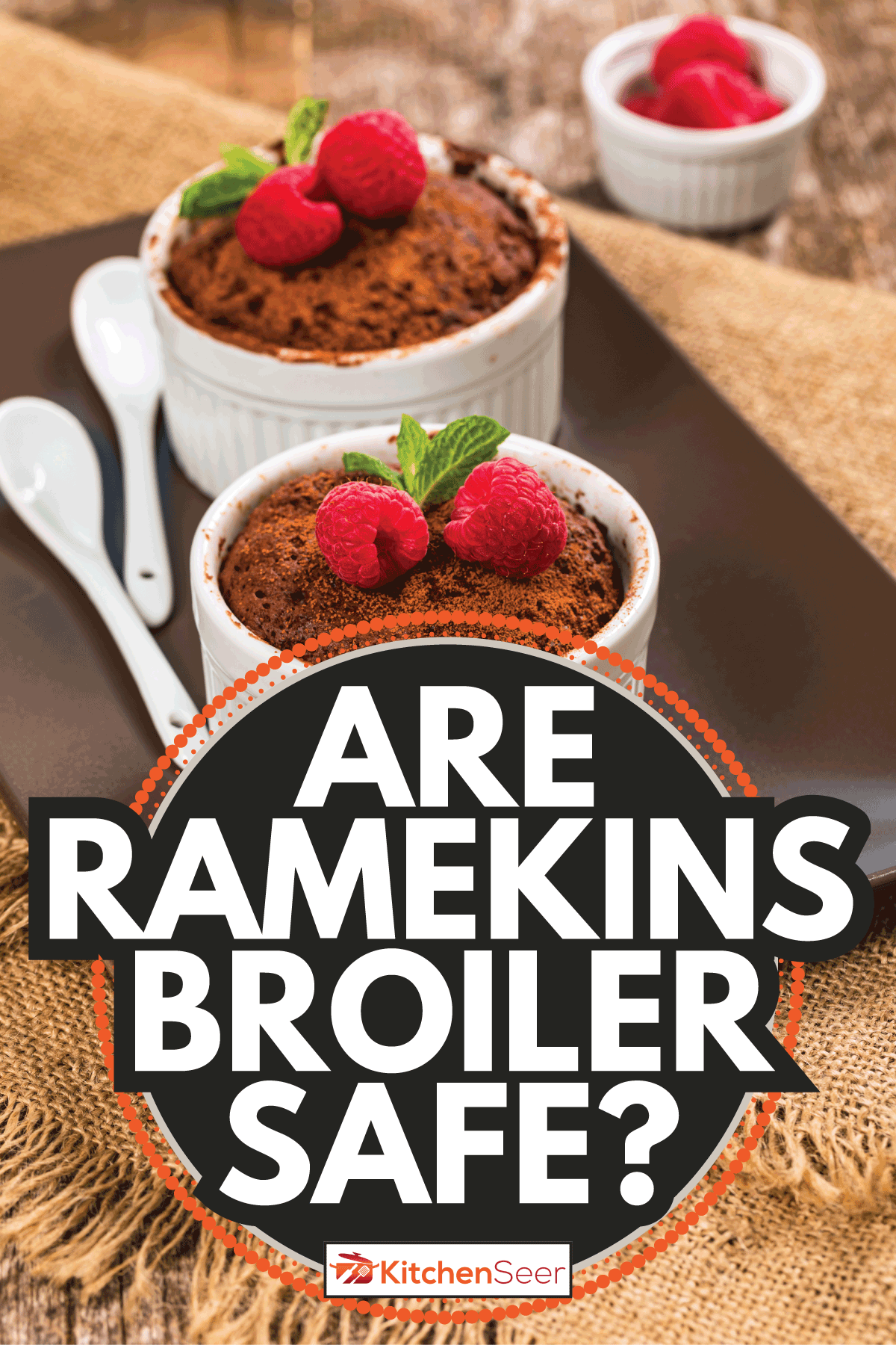 马克杯巧克力蛋糕。速溶巧克力蛋糕在部分碗。有选择性的重点。Ramekins肉鸡安全吗