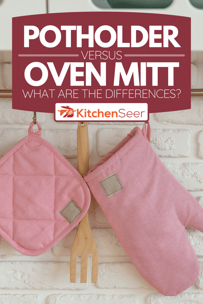 厨房雷电竞官网网址手套,防烫套垫,烤箱保护笼罩在白色砖墙,布垫子和微波炉手套——差异是什么?”width=