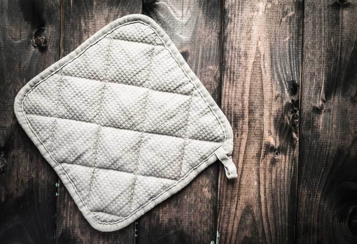 布朗布垫子在乡村木制背景”width=