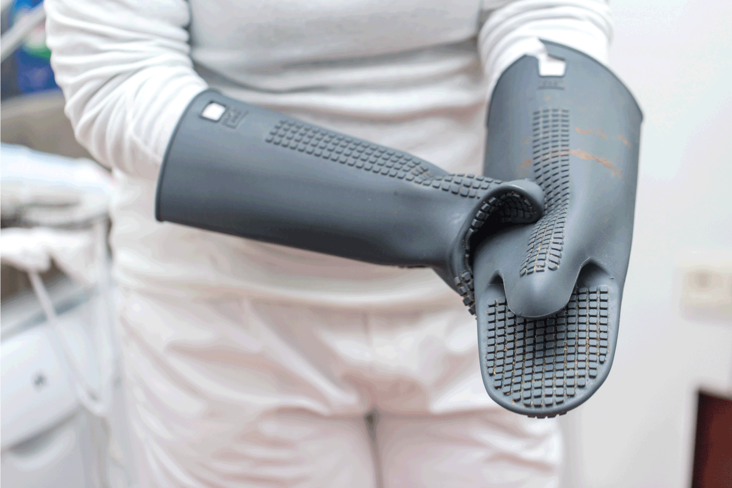 专业厨师把硅胶烤箱手套