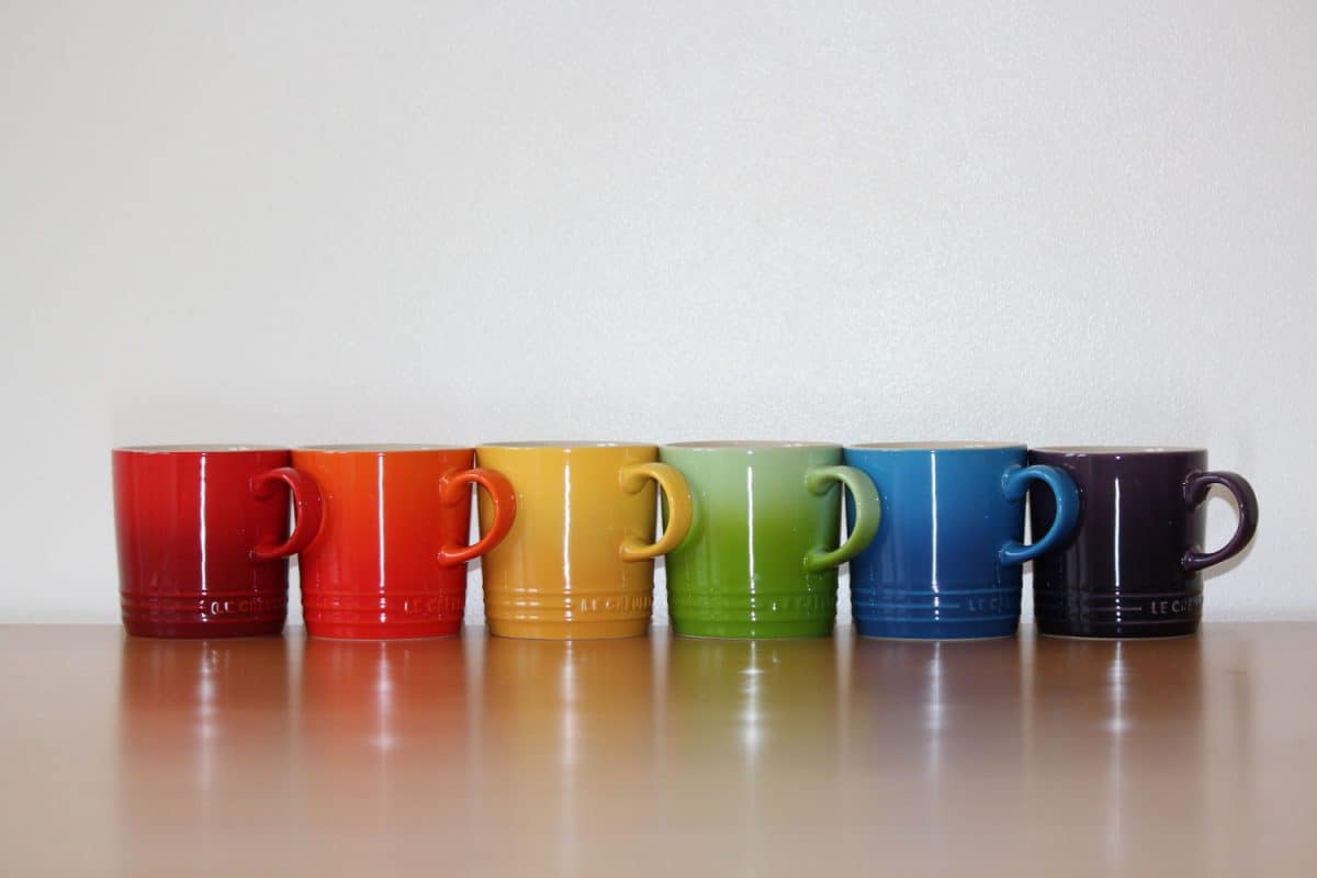 彩虹颜色的Le Creuset木质茶几上的杯子