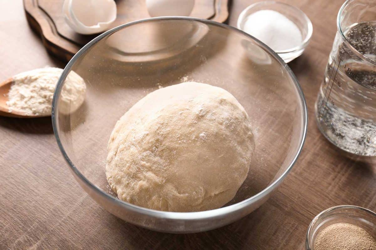 生面团和食材放在餐桌上雷电竞官网网址