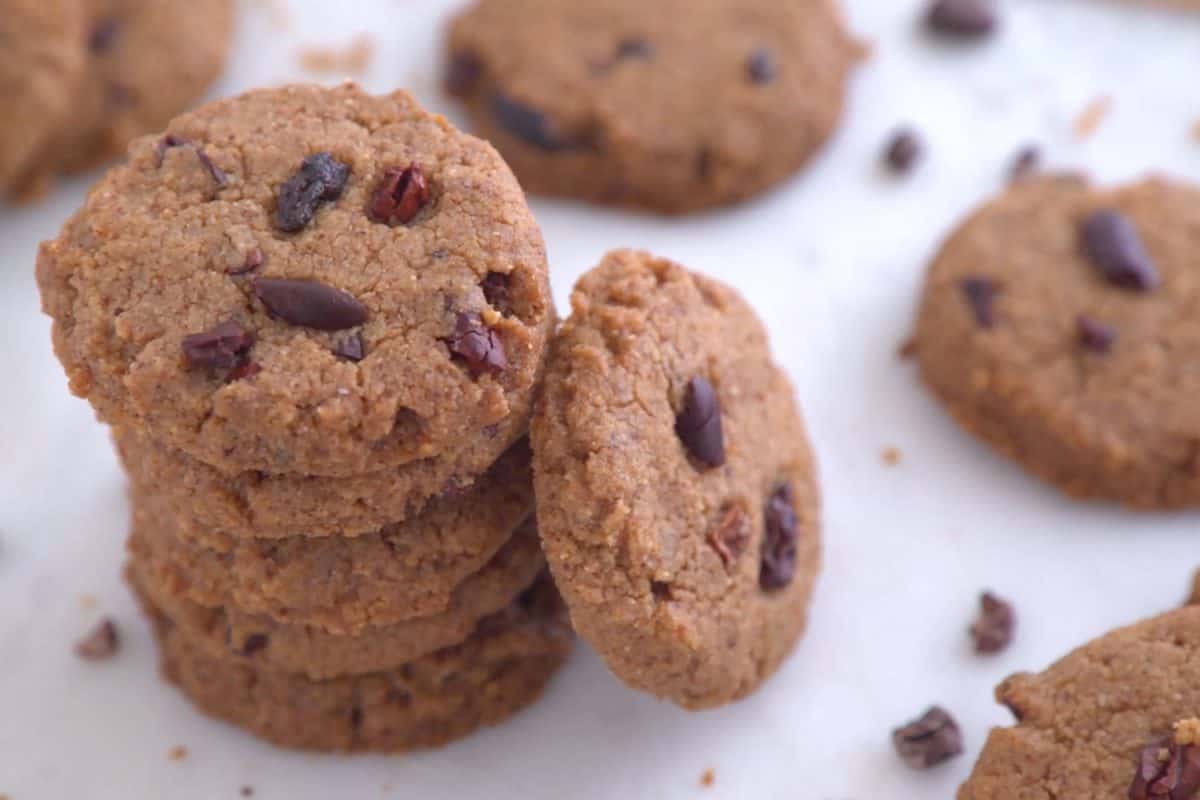 一叠杏仁奶油巧克力豆曲奇