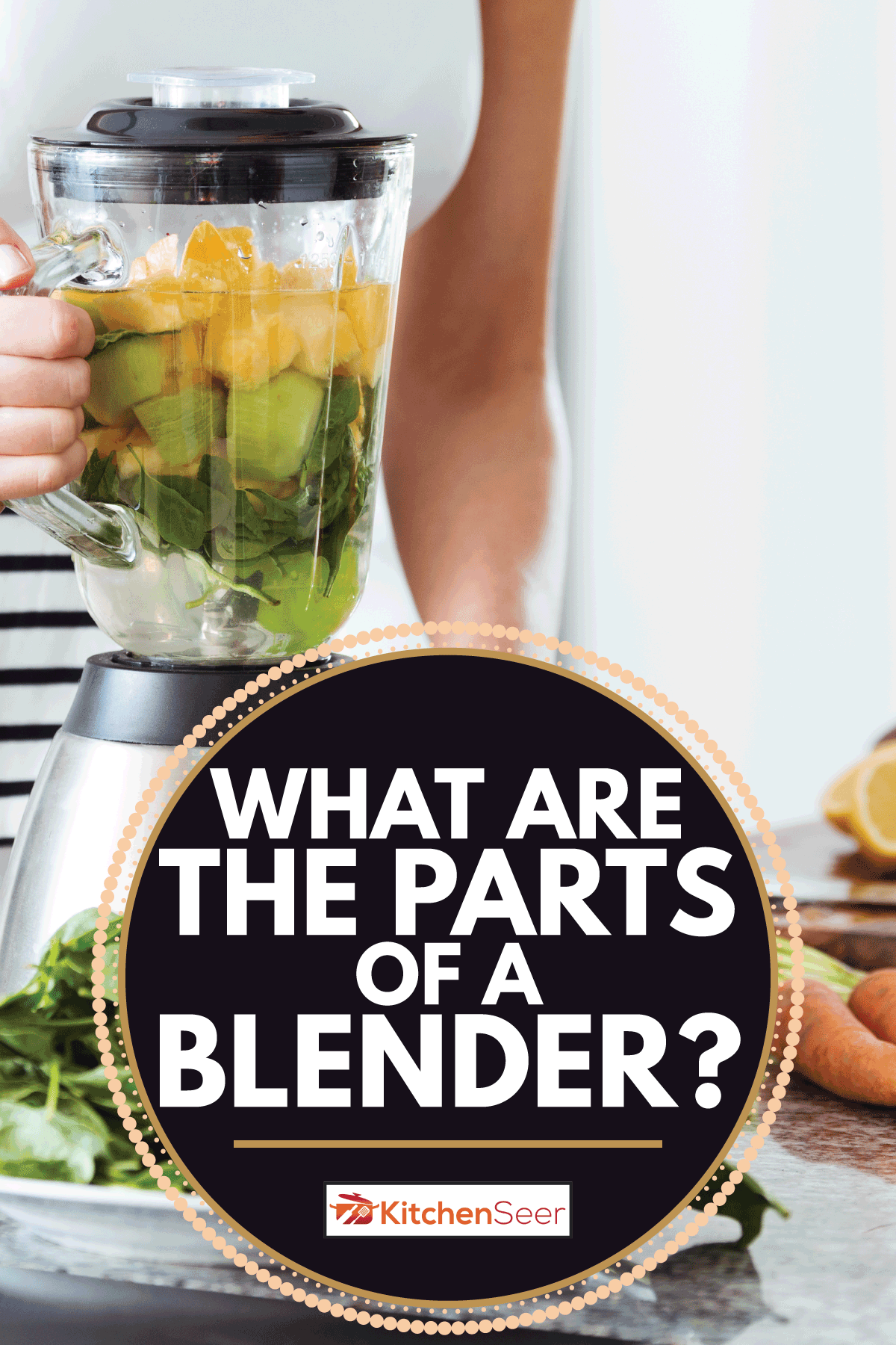 素食者在厨房用rucola，柑橘，黄瓜和胡萝卜准备素食冰沙。雷电竞官网网址搅拌机有哪些部件