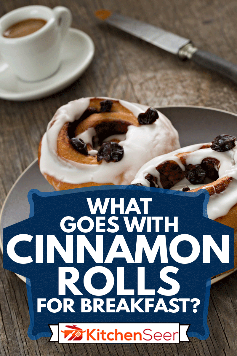 两个肉桂卷和一小杯咖啡的特写镜头，肉桂卷早餐配什么?