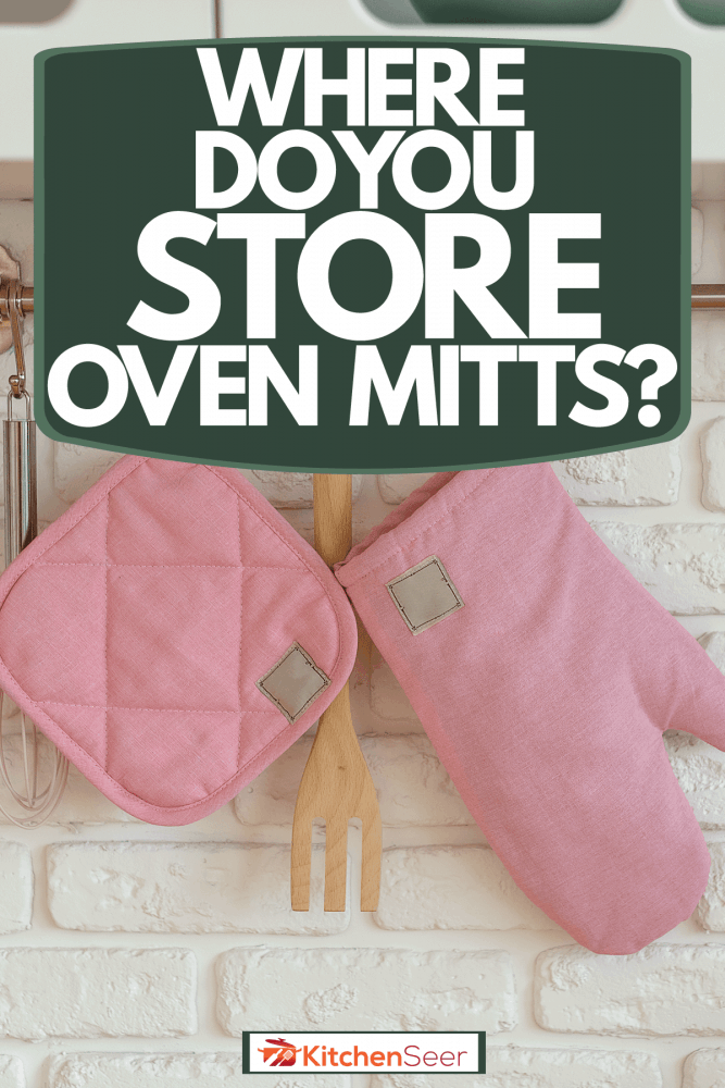 粉红色的烤箱手套挂在厨房的墙上，“你把烤箱手套放在哪里?”雷电竞官网网址