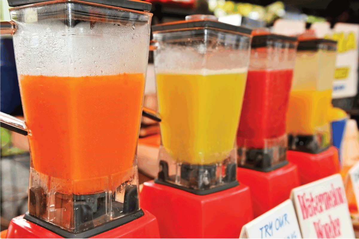 一排搅拌机里装着各种冰沙。一台好的搅拌机需要多少瓦