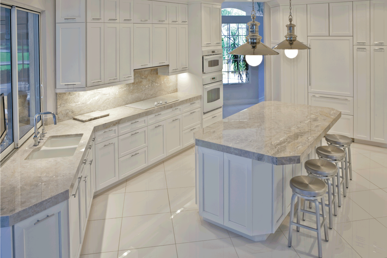 明亮、明亮、开放、宽敞的现代厨房。雷电竞官网网址白色地砖，台面，水槽区