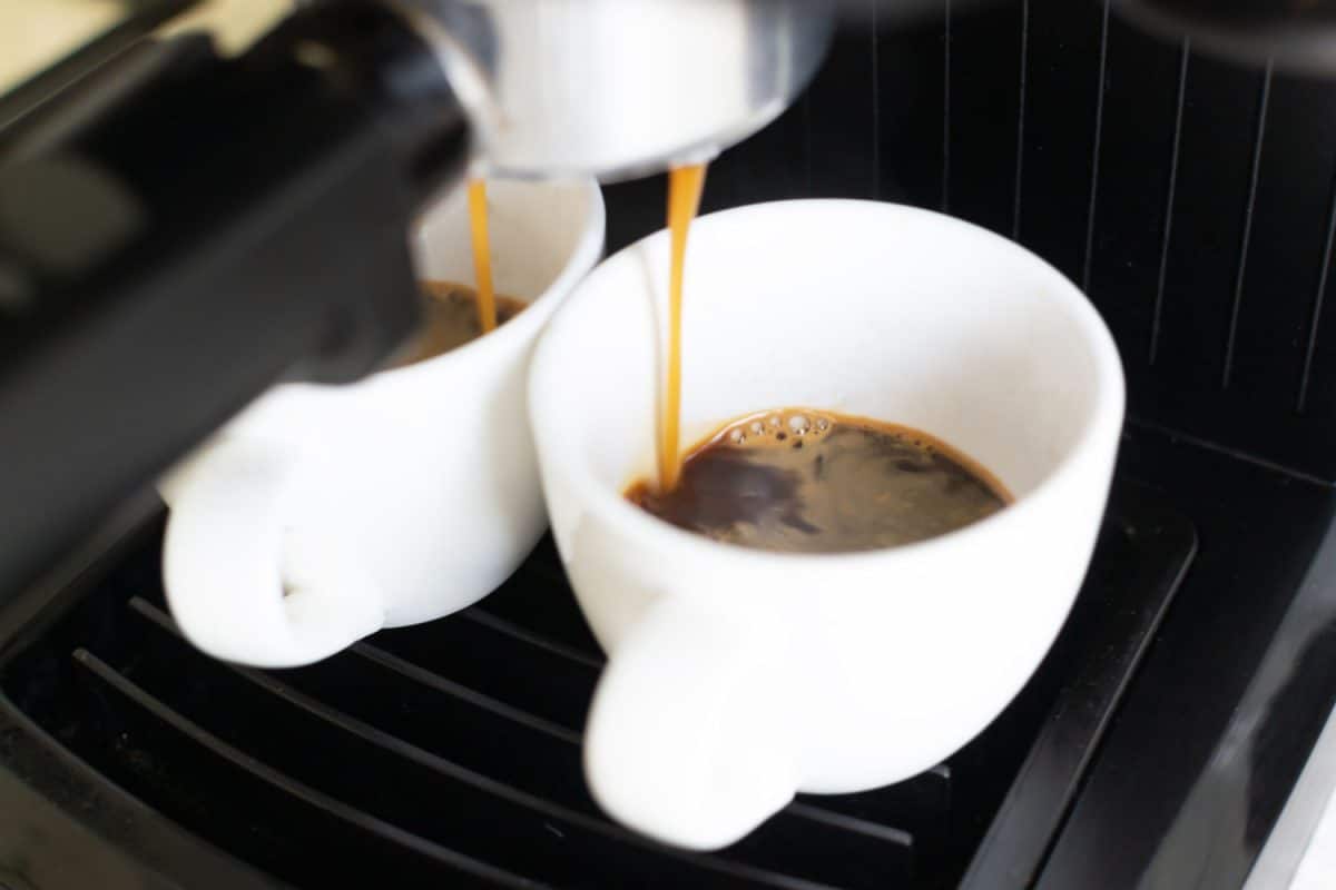 咖啡机浇注美味新鲜的咖啡