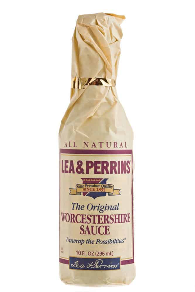 一个密封的伍斯特沙司在白色的背景