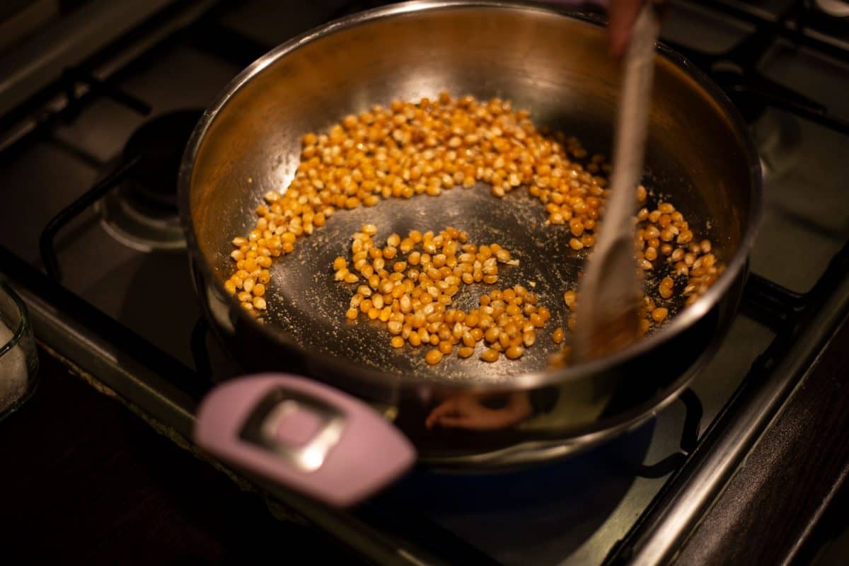 一个女人在小锅里煮爆米花