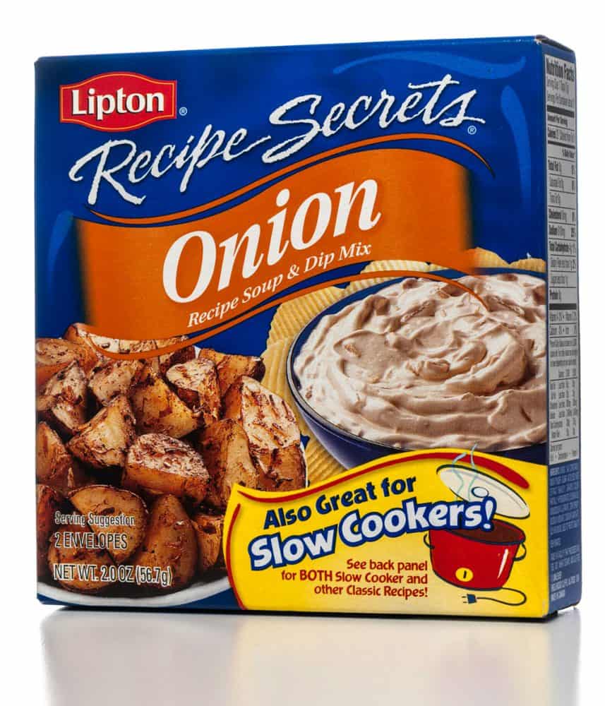 洋葱汤,浸混合在一个白色背景