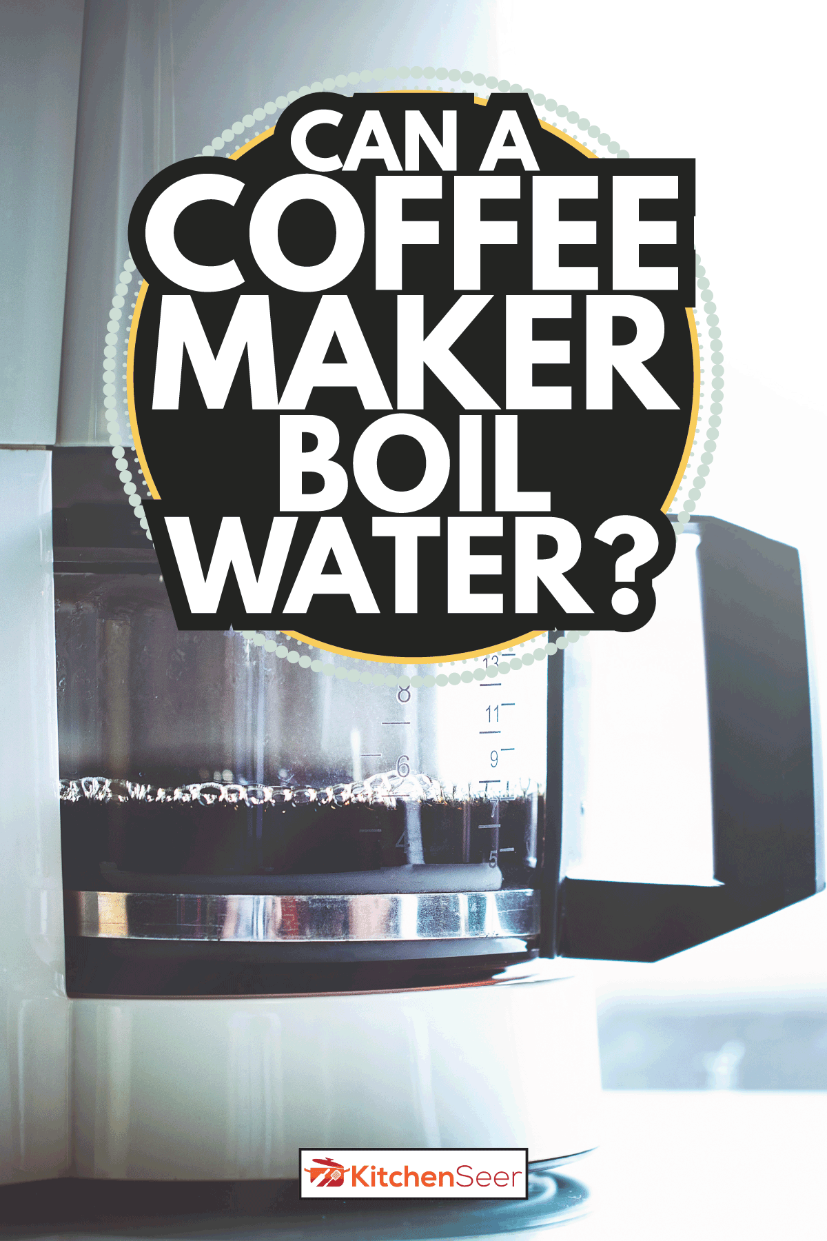 从侧面看黑咖啡机在现代厨房。雷电竞官网网址咖啡壶烧水吗