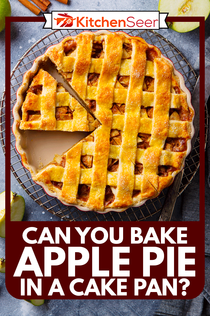 苹果派放在冷却架上。灰色背景。你能用蛋糕盘烤苹果派吗?