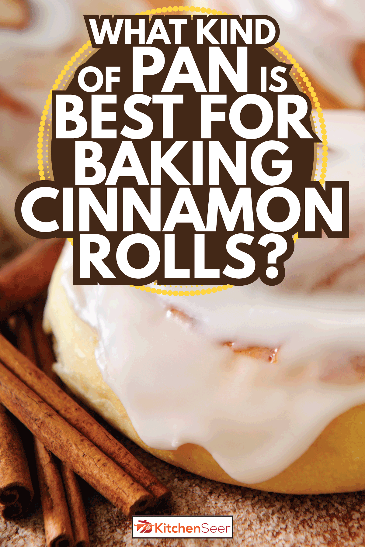 肉桂面包与肉桂糖和肉桂棒。什么样的锅烤肉桂卷是最好的