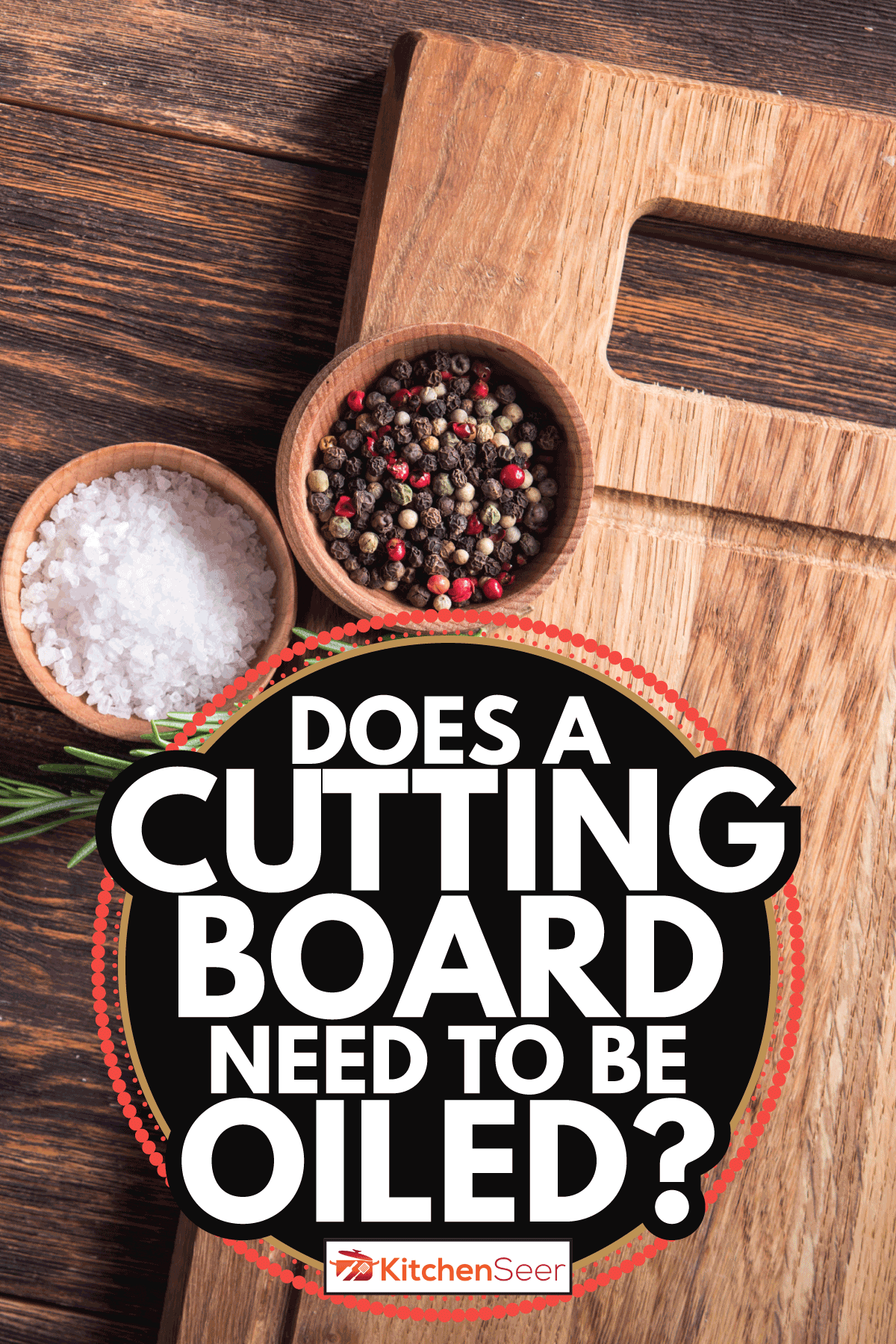 特写镜头的香料盐和黑白皮书,迷迭香碗一个木制的桌子上。砧板需要油吗