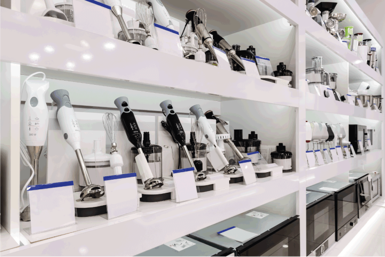 烹饪浸没式搅拌机在零售商店。我可以使用一个浸入式搅拌器在Le Creuset吗