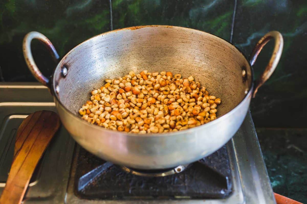 玉米在煤气炉在厨房里煎雷电竞官网网址