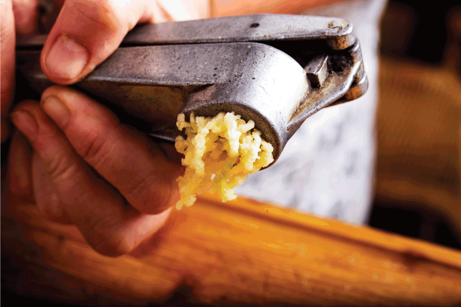 在厨房用压蒜机压碎大蒜。雷电竞官网网址