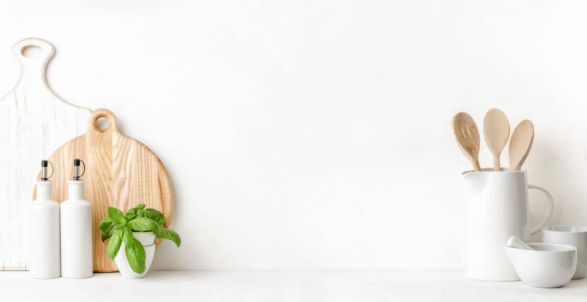 烹饪用具背景与空白文本,前视图的白色现代厨房的桌子上雷电竞官网网址