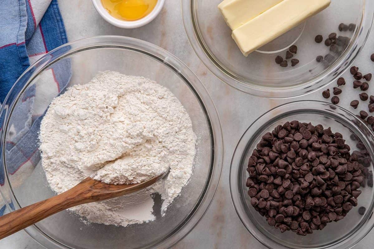 鸡蛋，黄油，面粉和巧克力片做巧克力片饼干面糊