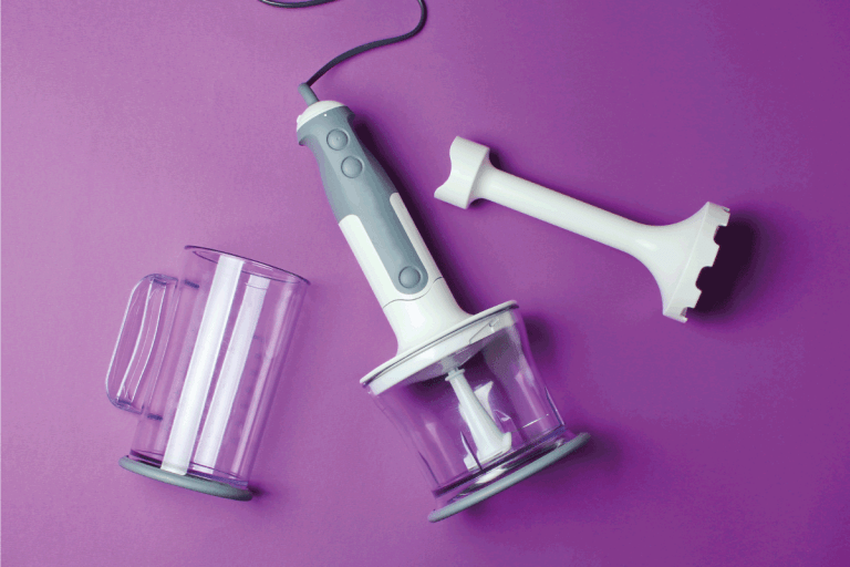 电动搅拌机与喷嘴紫色背景。一个搅拌机磨咖啡豆吗