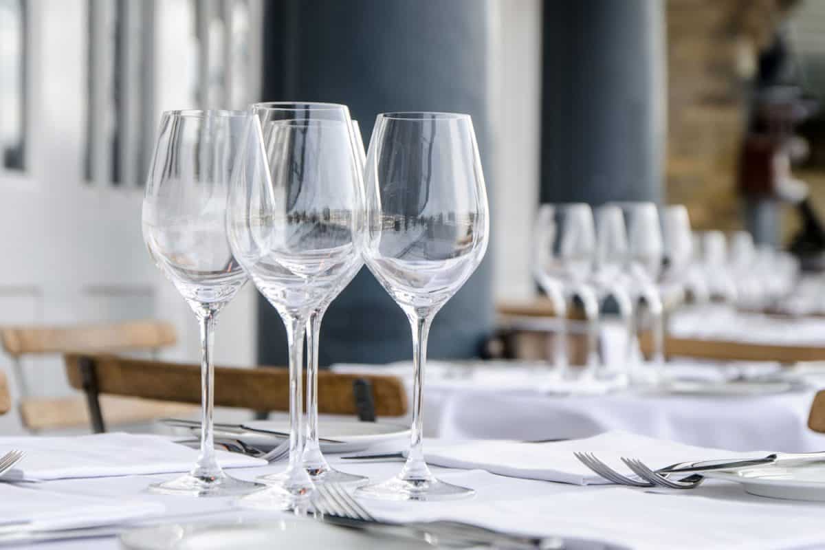 空表从餐厅的露台,在春天,空表从餐厅的露台,在春天的日子