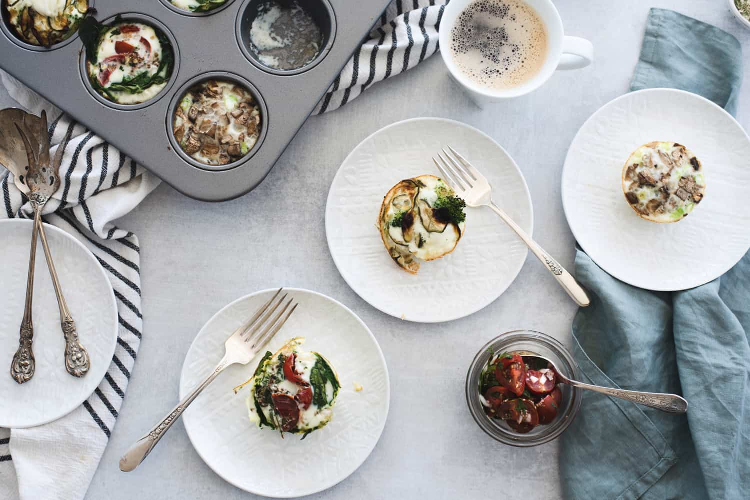 平铺的松饼罐头，配烤蔬菜迷你蛋清乳蛋饼，盛在盘子里
