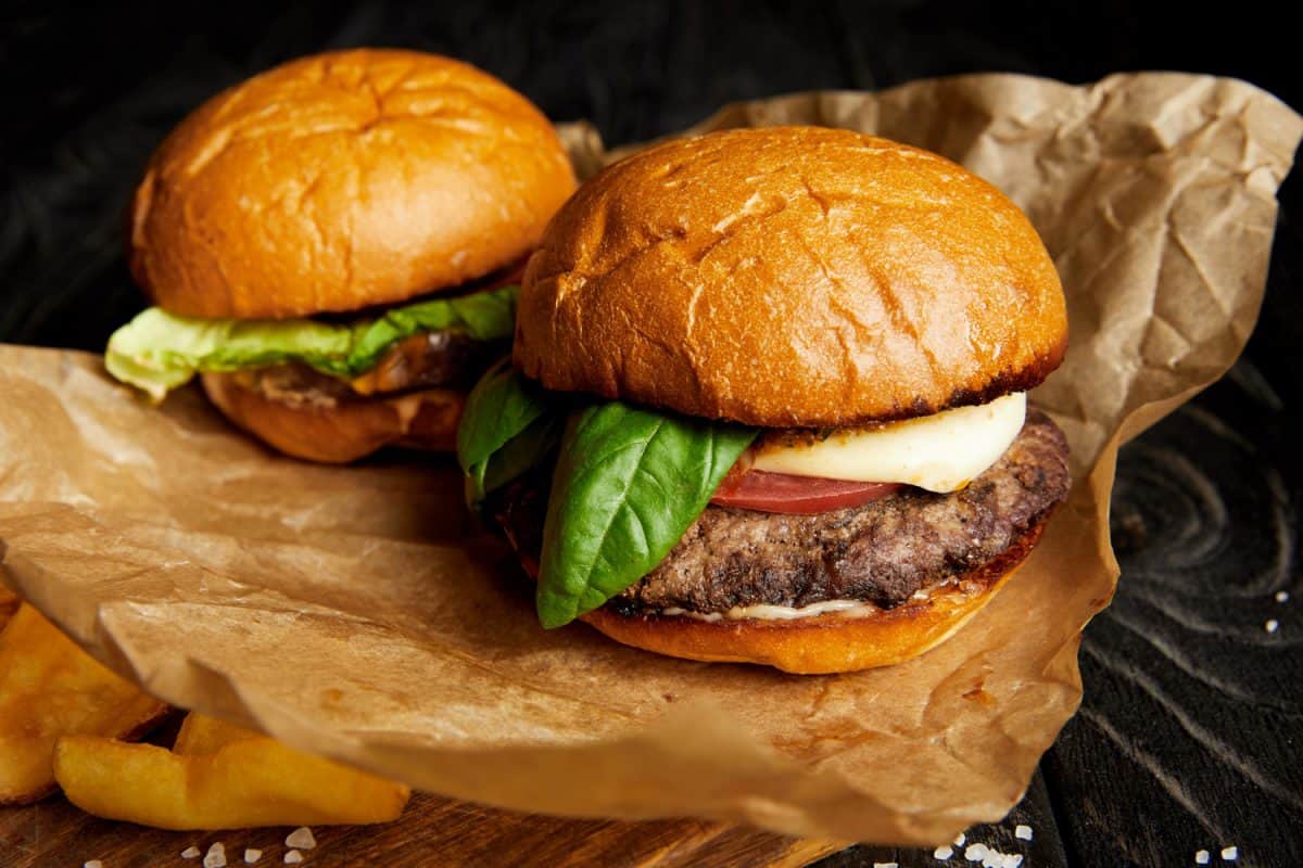 热的汉堡和薯条在牛皮纸